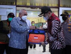 Kunjungi Posko Banjir Longkali , Gubernur Serahkan Bantuan