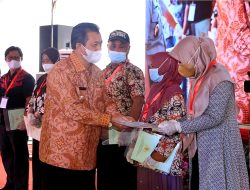 Hadi Mulyadi Serahkan Sertifikat Tanah untuk Rakyat Kaltim