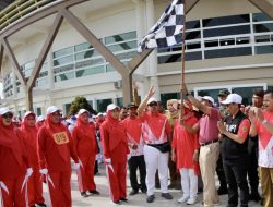 Bupati PPU Lepas Peserta Gerak Jalan HUT Kemerdekaan RI ke-78