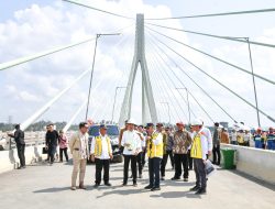 Presiden RI Jokowi Tinjau Jaringan Jalan Tol Balikpapan – Jembatan Pulau Balang