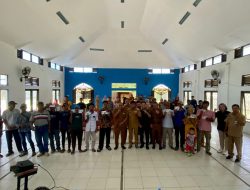 Hamdam Serahkan Kartu Jaminan Sosial Ketenagakerjaan Bagi Pekerja Rentan di Wilayah Babulu