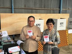 Pj. Bupati PPU Bersama Istri Lakukan Pencoblosan di TPS 27 Penajam