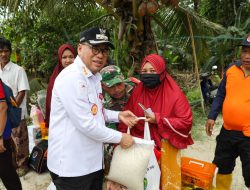 Tinjau Banjir di Api-Api , Pj. Bupati PPU Serahkan Bantuan