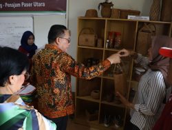 Pj. Bupati PPU Tinjau Sentra Pengelolaan Sabut Kelapa di Kelurahan Saloloang