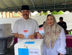 Bupati Kukar Edi Damansyah  saat Gunakan Hak Suara di TPS 22 Komplek Arwana