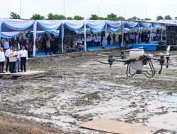 Presiden Prabowo Tinjau Percepatan Tanam Padi Nasional dengan Teknologi Drone di Ogan Ilir